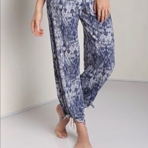 Onzie yoga pura vida side slit pants.